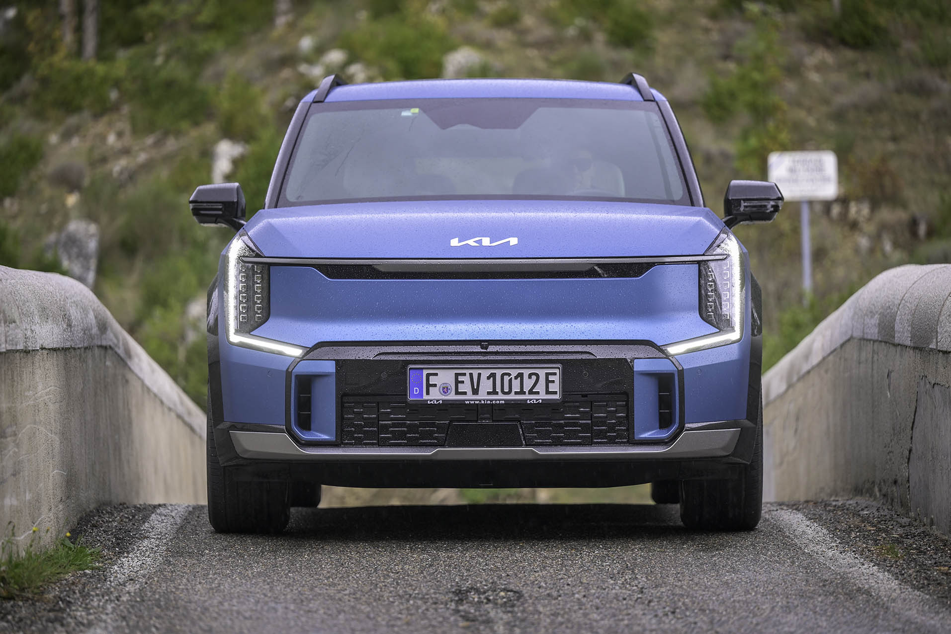 Snabb laddning, rymlig, fyrhjulsdriven SUV med bra dragvikt och V2L