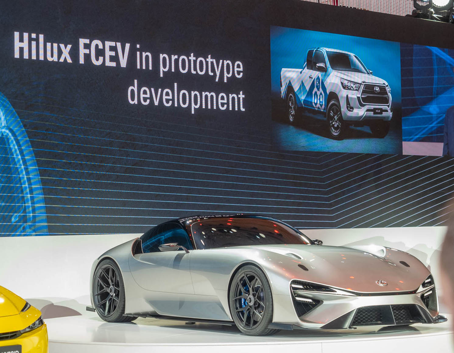 lexus GT, extrema prestanda/Toyota Hilux, vätgas för yrkesfolk